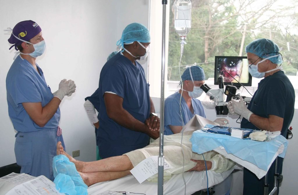 Médicos oftalmólogos norteamericanos y dominicanos en plena acción de las operaciones de cataratas